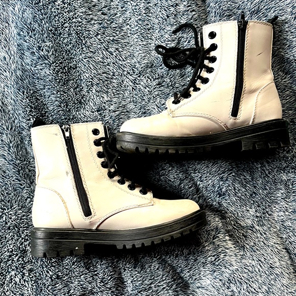 unr8ed Shoes - Ladies white boots size 7